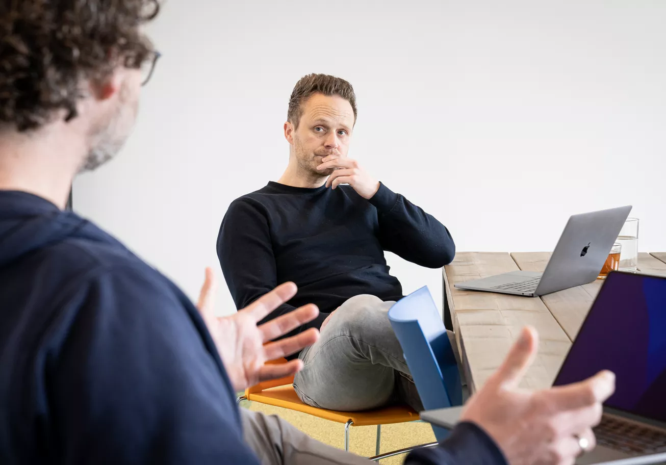 Kort overleg achter het zelfde beeldscherm