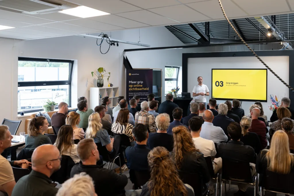 Spreker op het podium tijdens het event